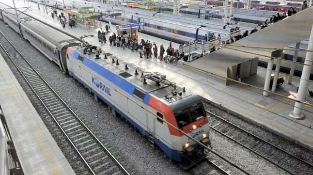 Seul’de bir yolcu treni raydan çıktı, 30 kişi yaralandı